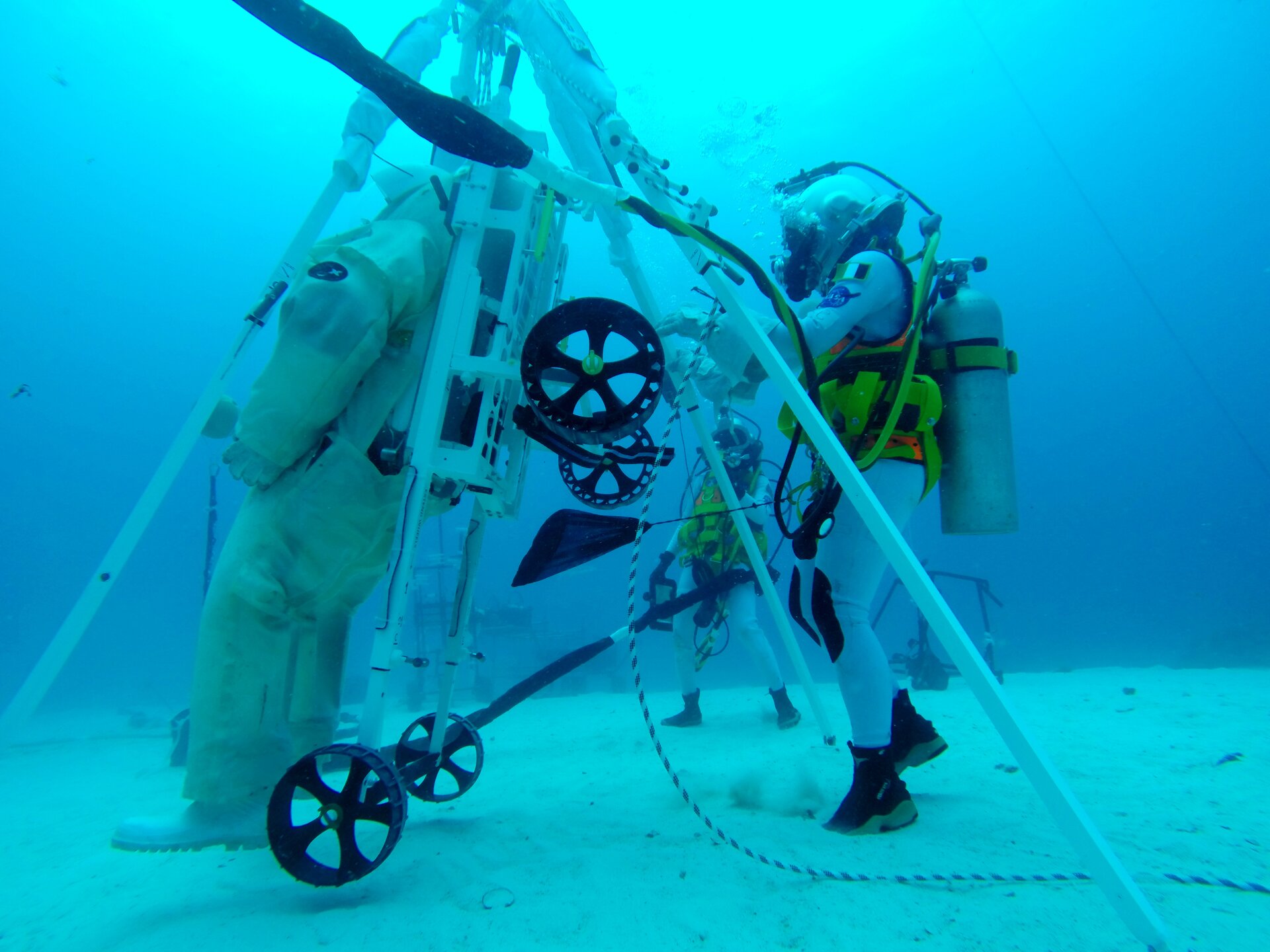 NEEMO 23 crew members test prototype of LESA rescue device