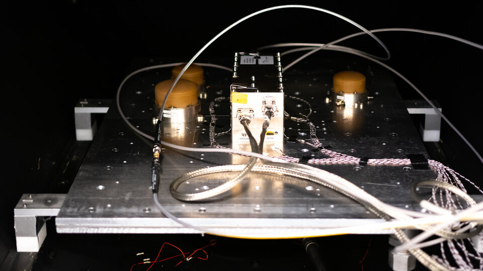 LaRa-transponder met de drie antennes in de kamer
