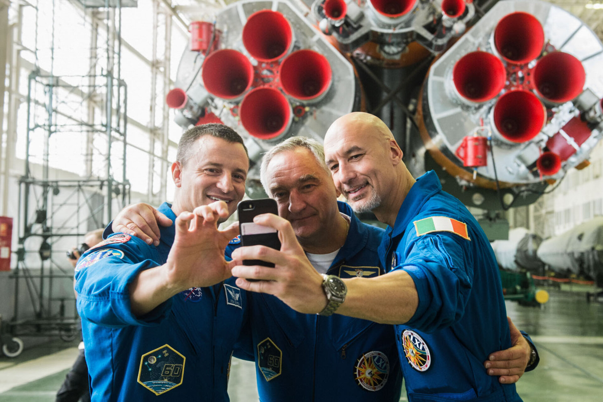 Luca, Drew e Alexander tiram uma selfie com a sua nave espacial Soyuz