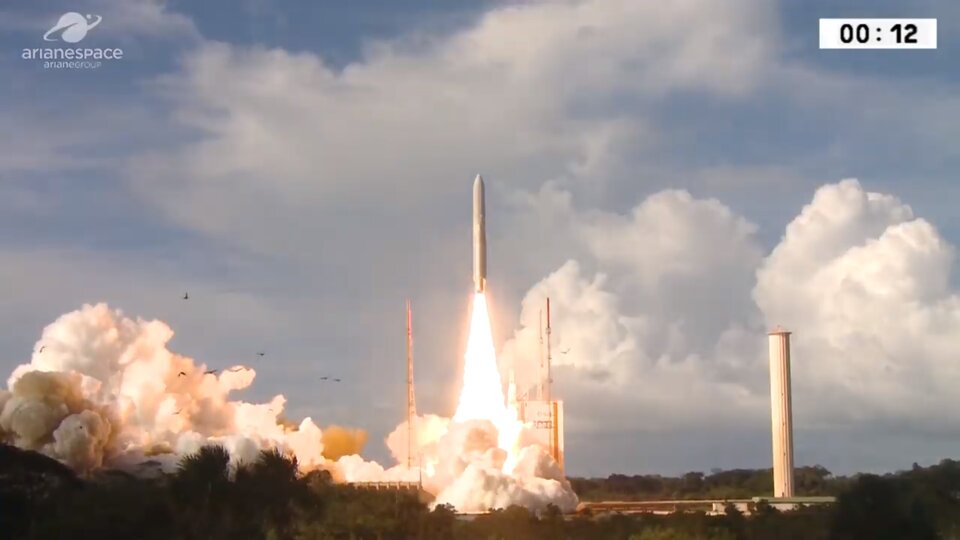 Raketa Ariane 5 s družicí EDRS-C krátce po startu