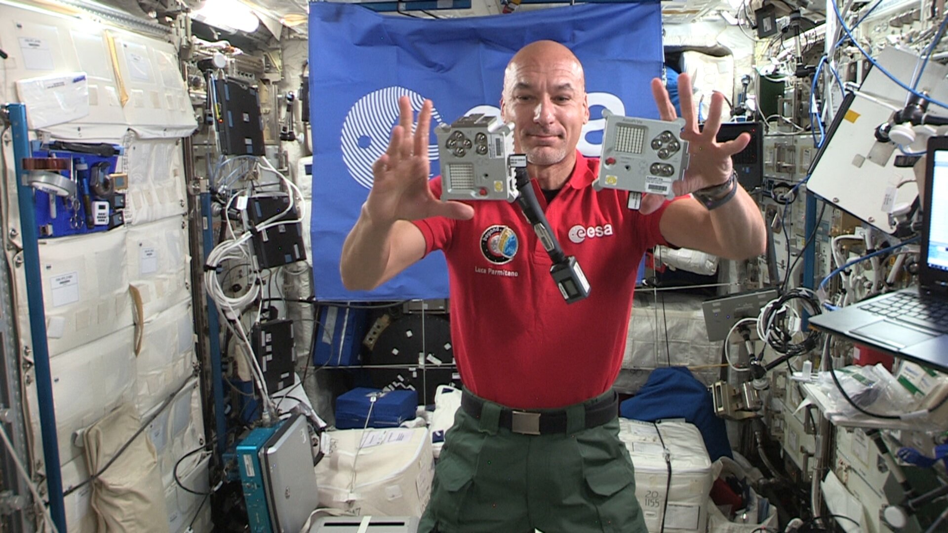 ESA- Astronaut Luca Parmitano mit Ed und Izzy 
