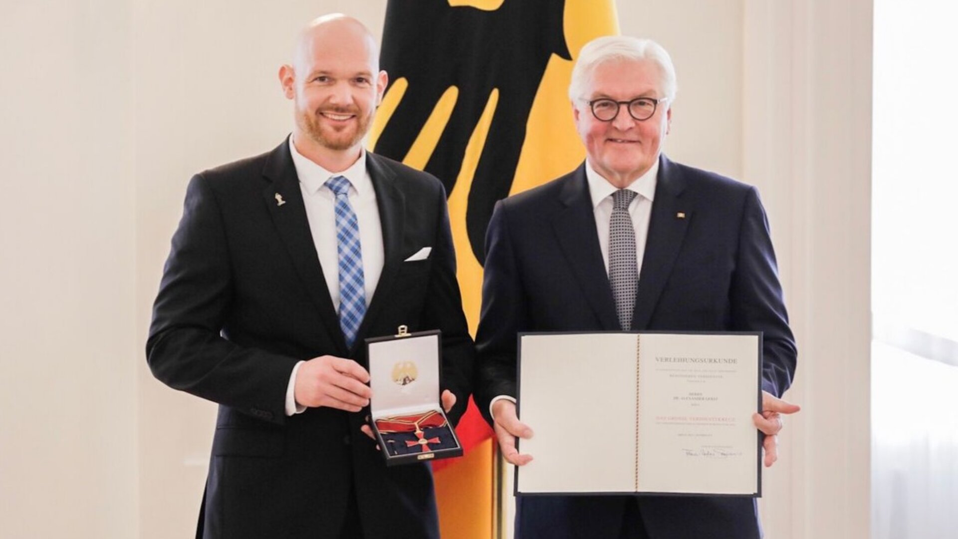 Bundespräsident Frank-Walter Steinmeier zeichnete Alexander Gerst mit einer weiteren Stufe des Bundesverdienstkreuzes aus