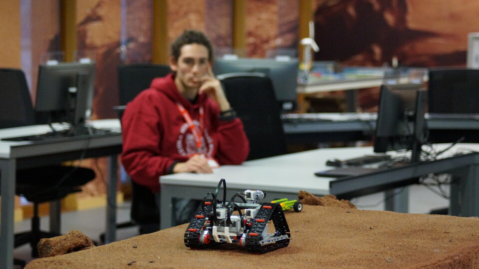 Miniature robot using automation to roll on a Martian-like surface