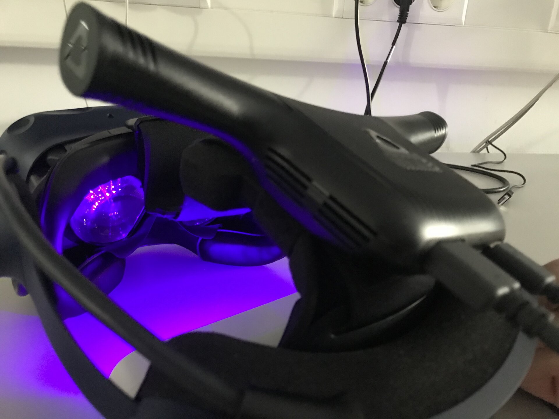 Desinfektion von VR-Brillen mit UV-C-Licht (Nahaufnahme)