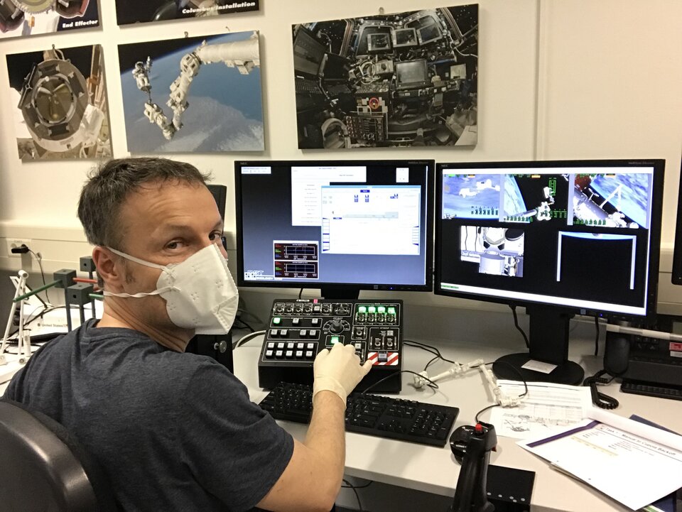 ESA-Astronaut Matthias Maurer übt im EAC Robotereinsätze mit dem Dynamic Skills Trainer (DST)