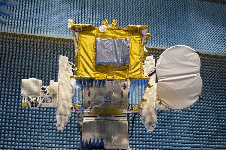 The Eutelsat Quantum satellite in the radio-frequency test facility