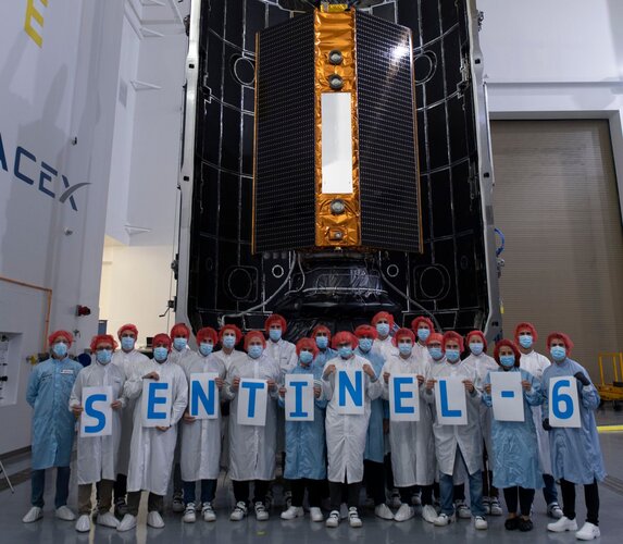 Last group picture in front of Copernicus Sentinel-6 Michael Freilich satellite