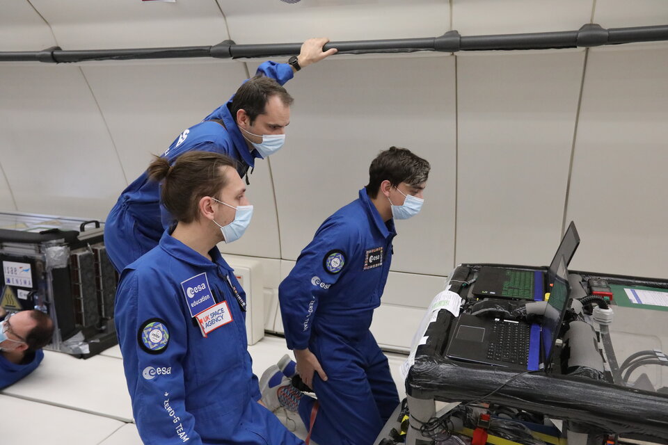 RELOX team attentively observing pressure and potentiostat data in lunar gravity