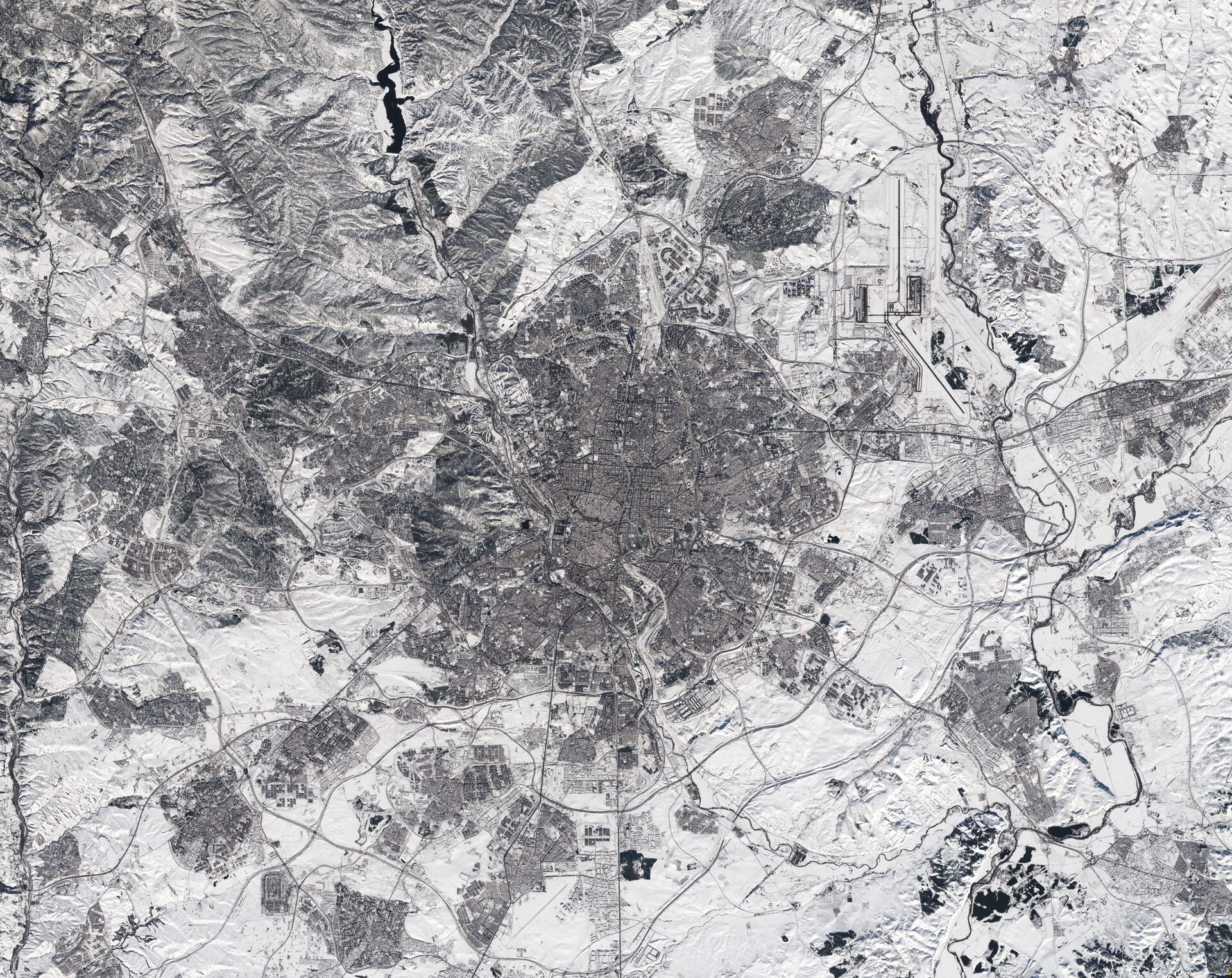 This Copernicus Sentinel-2 image of Madrid in Spain appears to have been taken in black and white. In fact, it is a true-colour image – but the heaviest snowfall in 50 years has blanketed the region, turning the landscape white.