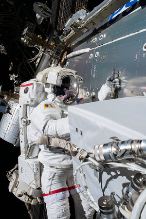 NASA astronaut Mike Hopkins installs the Columbus KA-band antenna (ColKa) outside ESA’s Columbus laboratory