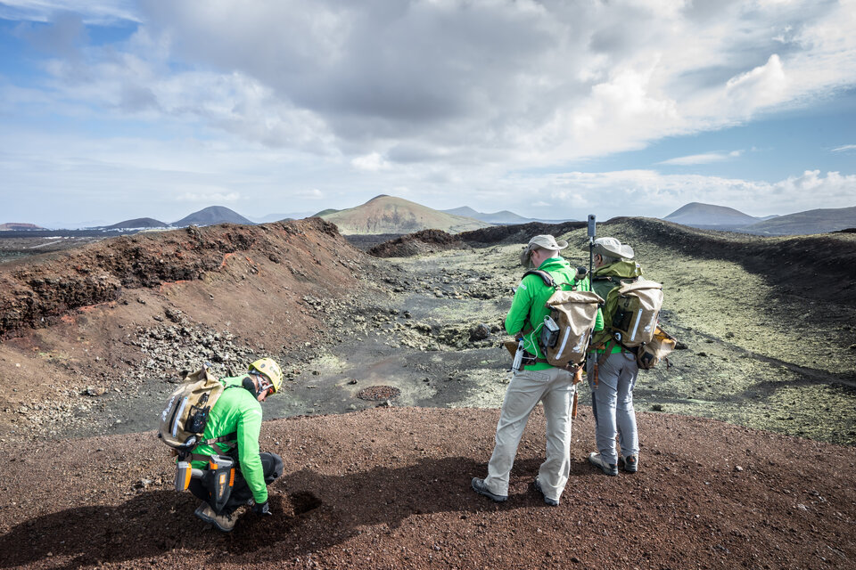 Geological training in terrestrial Moon and Mars analogue environments