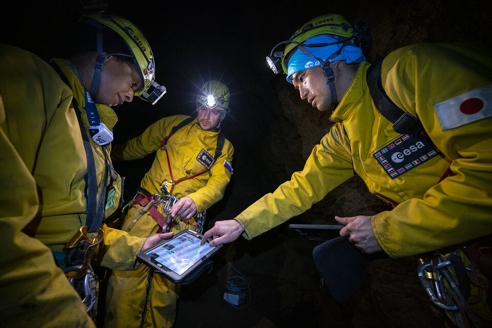 Underground organisation during a CAVES expedition 
