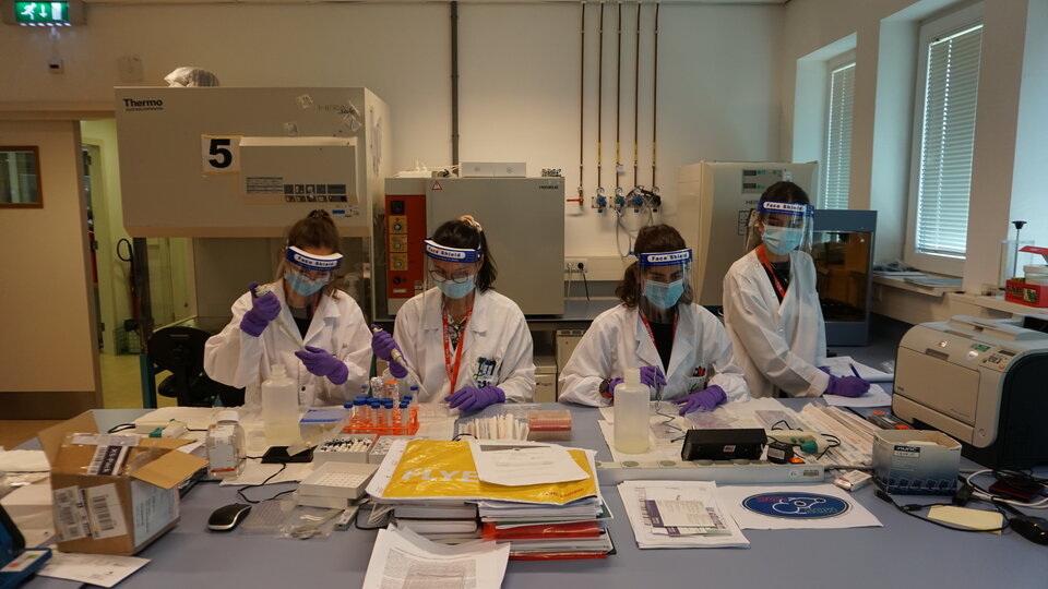 Students preparing their experiment for the Spin Your Thesis! Campaign