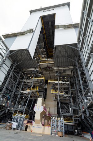 Ariane 6 mobile gantry