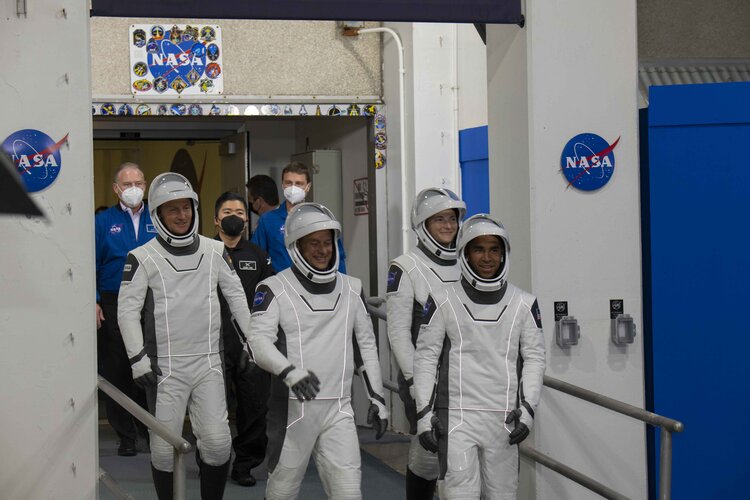ESA astronaut Matthias Maurer and NASA astronaut NASA astronauts Raja Chari, Tom Marshburn and Kayla Barron walk out from the Neil Armstrong Operations and Checkout Building at NASA’s Kennedy Space Center in Florida, USA, ready for launch.