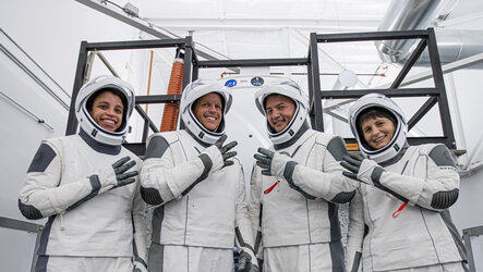 Crew-4 crewmembers train for their flight on a SpaceX Crew Dragon 