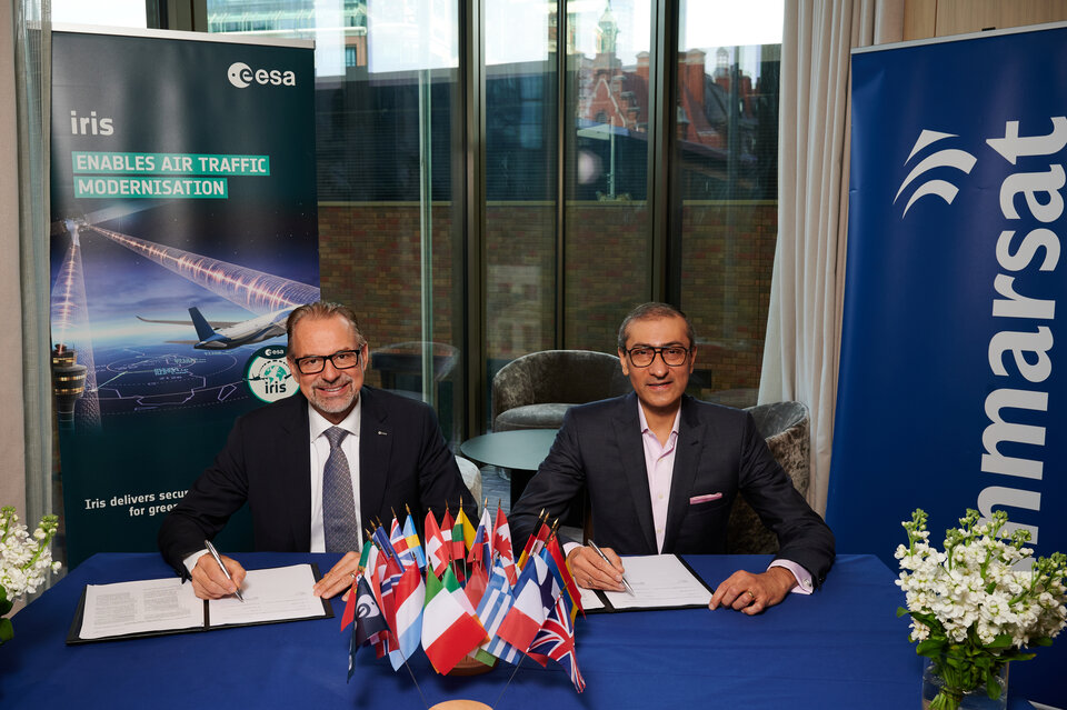 Josef Aschbacher and Rajeev Suri sign the Iris Global agreement