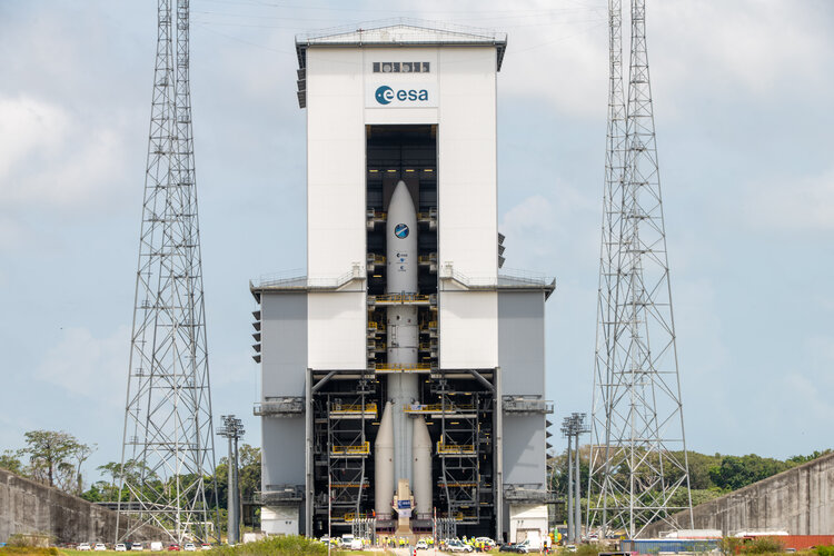 ARIANE 6 fully stacked