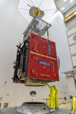 Juice lifted ready to meet Ariane 5