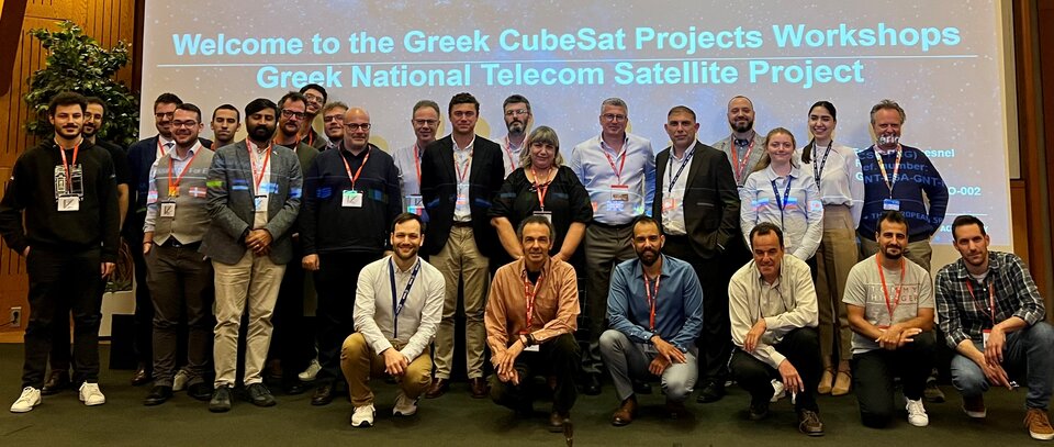 Συμμετέχοντες από μικρές και μεσαίες επιχειρήσεις και πανεπιστήμια σε πρόσφατο εργαστήριο της ESA σχετικά με τις ελληνικές αποστολές νανοδορυφόρων.
