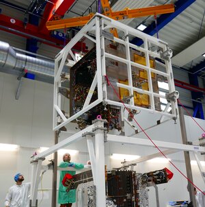 Hera's Core Module lowered onto Propulsion Module