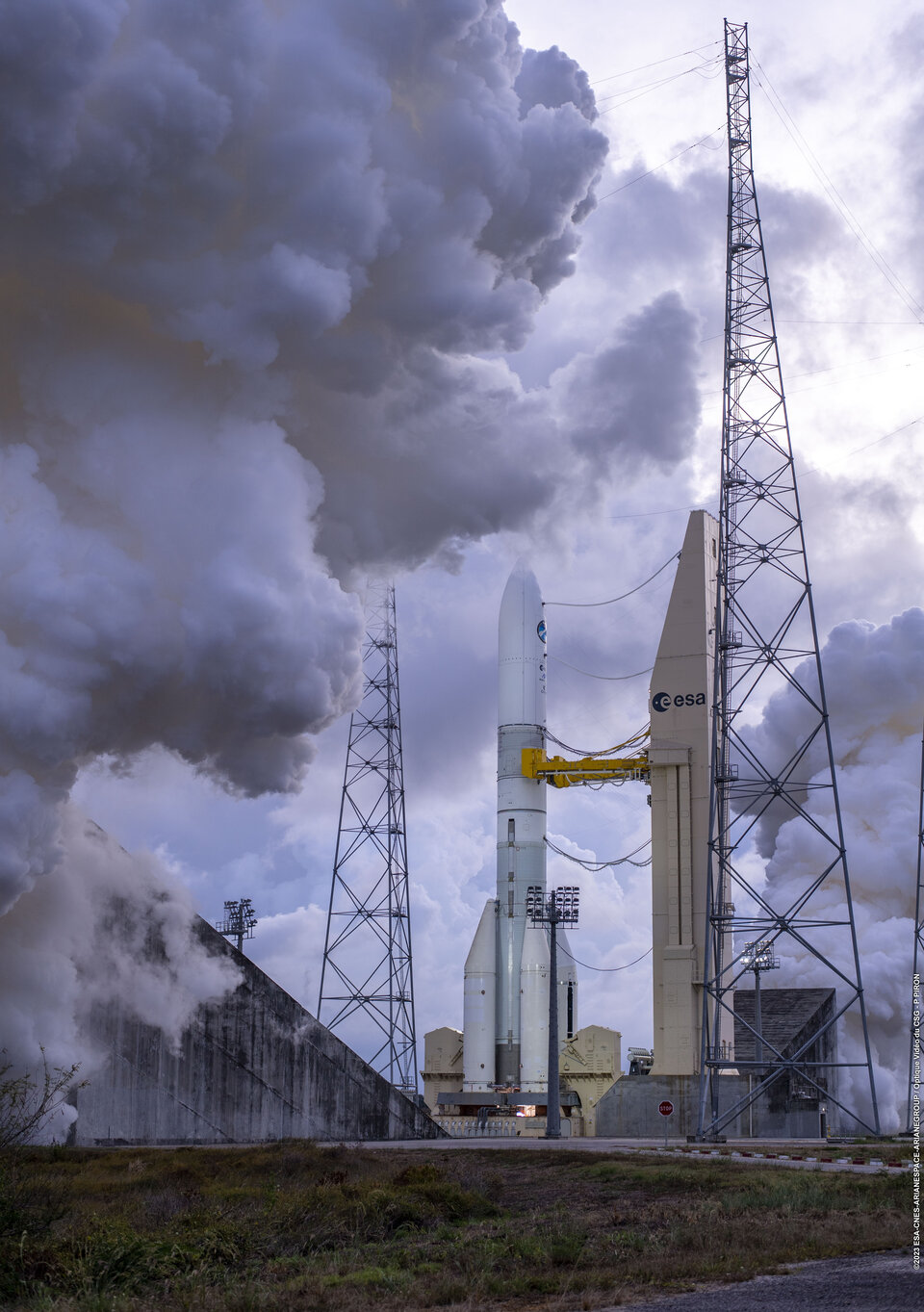 Le panache de vapeur d'Ariane 6 pendant l'essai à feu long