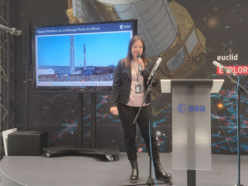Karina De Castris, ESA’s Exhibitions Coordinator Officer, initiated the session dedicated to “Communicating Together Achievements and Endeavours.” She presented ESA’s exhibition at the Paris Air Show 2023 as an example, taking a deep dive into the communication strategy behind it.