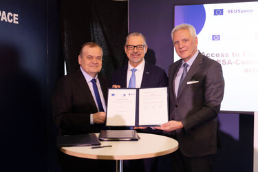 Tripartite agreement signature event (ESA-EIB-DEFIS)