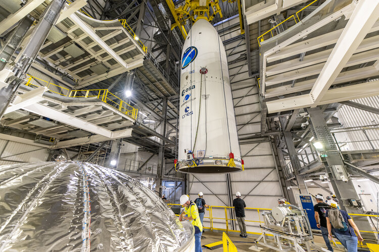 Ariane 6 upper composite hoist