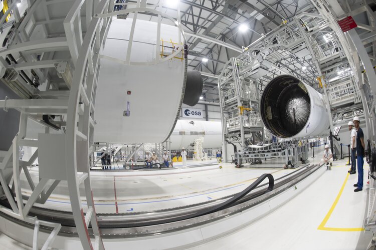 Connecting Ariane 6 upper and core stage