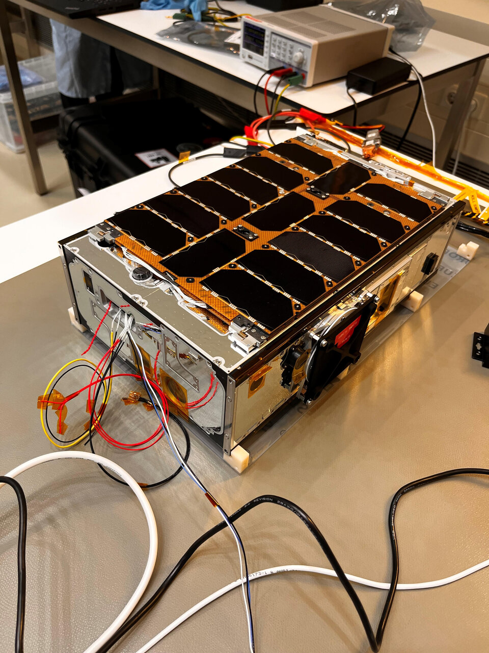 Der Juventas CubeSat ist im ESA ESTEC Testzentrum angekommen