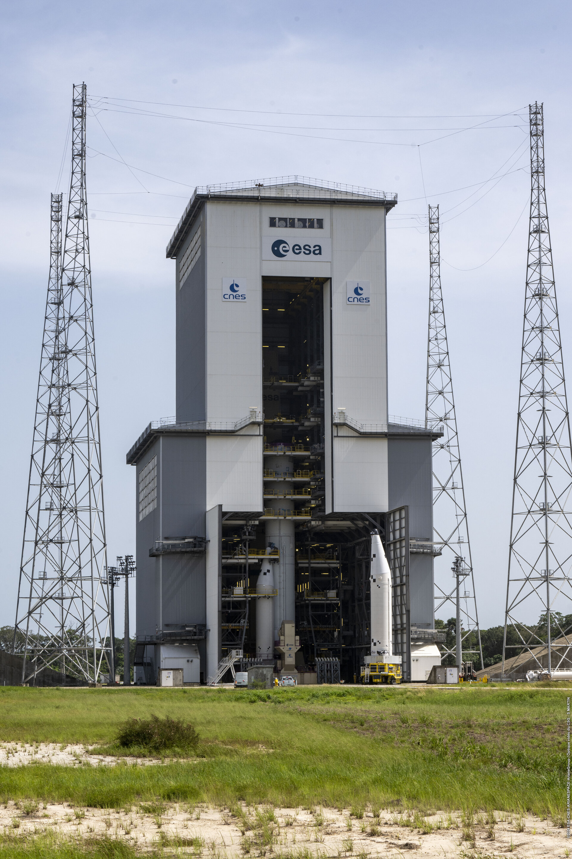 Second booster completes Ariane 6 propulsion stages on the launch pad